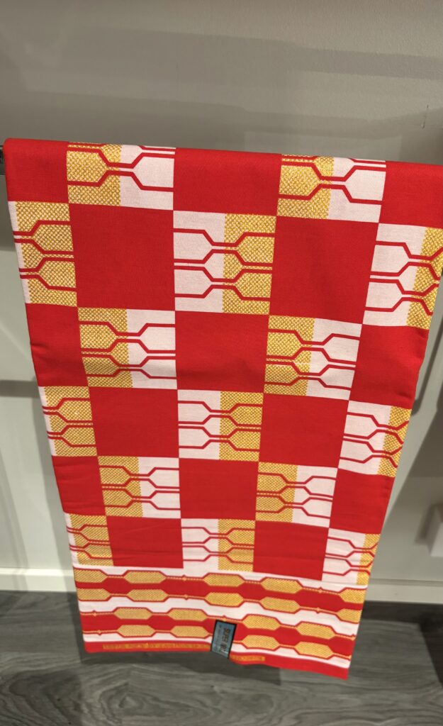 Afro tyg 6yard 700 kr eller 140kr/m/vit/guld