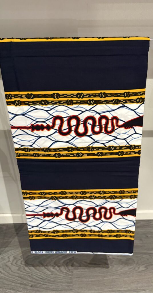 Mörkblå/ vit /gul med röd Afro tyg 6yard 700 kr eller 140kr/m