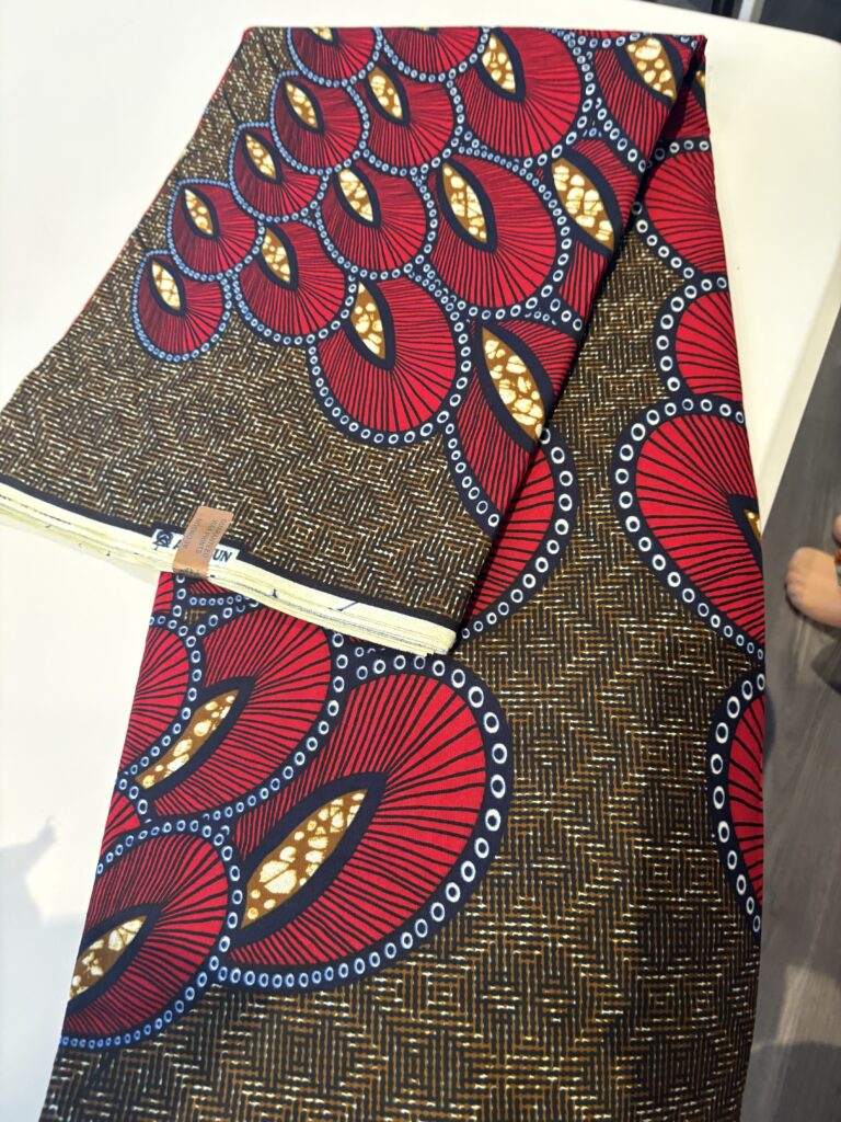 Röd/brun Afro tyg 6yard 700 kr eller 140kr/m