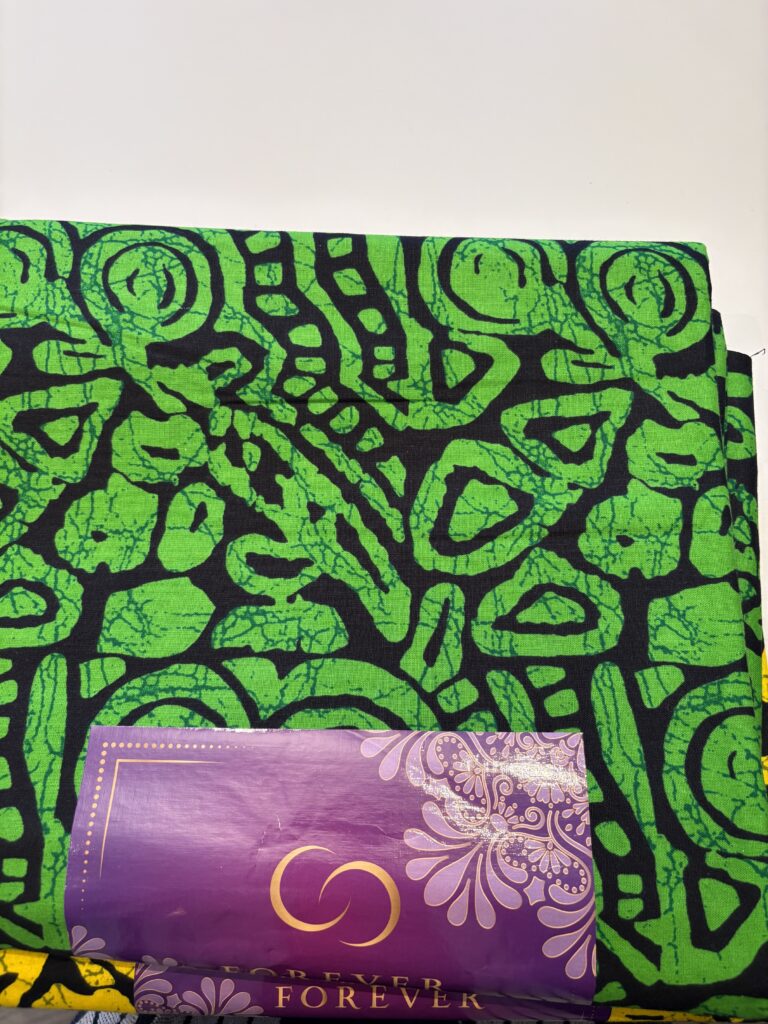 6 yards afrotyg 5,48 meter. Pris 700 kr alt. 140kr/m