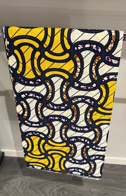 Gul brun och beige afrotyg 6 yard 5,48 meter. Pris 700 kr eller 140kr/m