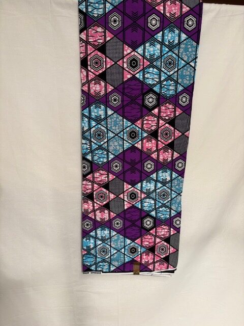 Lila/blå och rosa bomullstyg med geometriska figurer. 6yard (5,48m lång). Pris 700 kr eller 140kr/m
