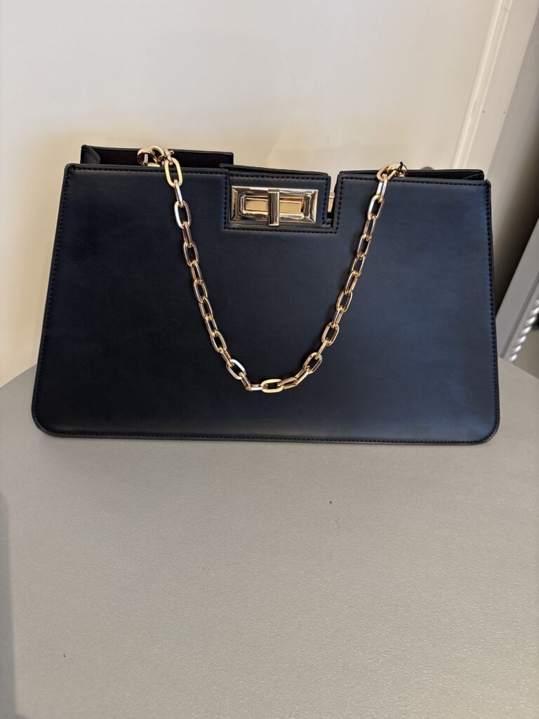 Svart skin väska 899 kr